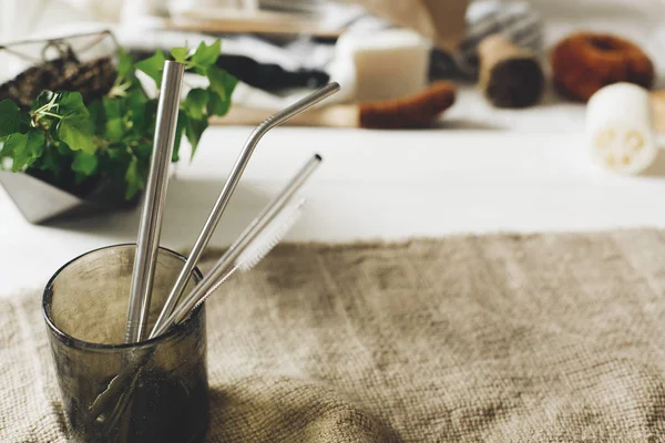 Eko Naturligt Metallic Sugrör Grönt Glas Rustika Bakgrund Med Grönska — Stockfoto