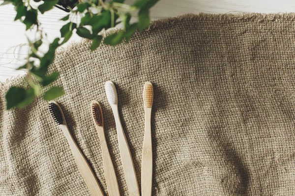 Cepillos Dientes Bambú Naturales Ecológicos Sobre Fondo Rústico Con Vegetación —  Fotos de Stock