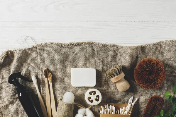 sıfır atık düz yatıyordu. ev temel, plastik ücretsiz öğeler. Eko doğal bambu diş fırçaları, kristal deodorant, lif kabağı, Hindistan cevizi sabun, fırçalar, kulak sopa, pamuk. sürdürülebilir yaşam tarzı kavramı