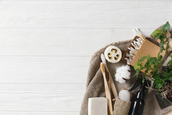 Plastik ücretsiz öğeler. Eko doğal bambu diş fırçaları, kristal deodorant, lif kabağı, Hindistan cevizi sabun, fırçalar, kulak sopa, pamuk. sürdürülebilir yaşam tarzı kavramı. sıfır atık ev, lat yatıyordu