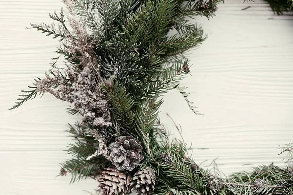 Christmas Wreath Stylish Rustic Christmas Wreath White Wooden Door Pine — Stock Photo, Image