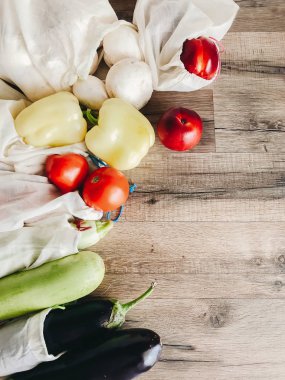 sıfır atık alışveriş kavramı. taze sebze Eko pamuk torbaları mutfak düz masa üzerinde yatıyordu. Plastik yasak. Plastik ücretsiz öğeler. çevreyi kurtarmak. metin için yer
