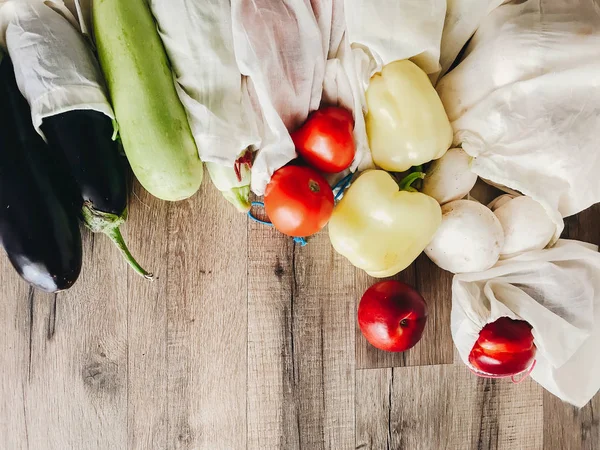 Sayuran Dalam Eko Tas Kapas Atas Meja Dapur Nol Belanja — Stok Foto