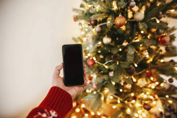 Telefon Ile Boş Perde Altın Güzel Noel Ağacı Işıkları Festival — Stok fotoğraf