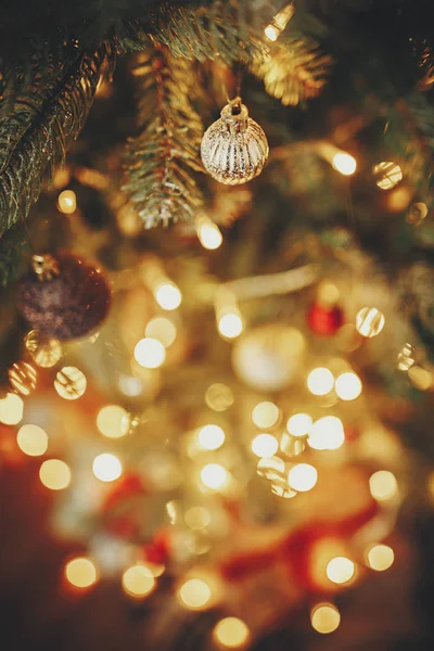 Güzel Noel Ağacı Süsler Ile Altın Işık Festival Odasında Sunar — Stok fotoğraf