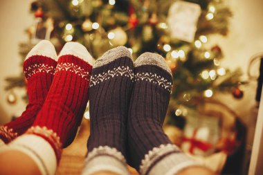 şenlikli şık çorap altın güzel Noel ağacı ışıkları Festival odasında ile arka plan üzerinde çift ayak üzerinde. Aile zaman sakin ol. kış tatili rahat. sıcak atmosferik an