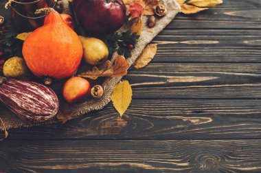 Kabak, sonbahar sebze renkli yaprakları, meşe palamutları, fındık, çilek ahşap rustik tablo, düz metin için yer yatırın. Sonbahar mevsim tebrik kartı. Mutlu Şükran günleri. Merhaba sonbahar