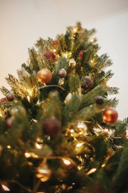 güzel Noel ağacı süsleri, Altın ışık şenlikli odasında. çam ağacı dalları üzerinde kırmızı ve altın top. dekor için kış tatil. atmosferik an