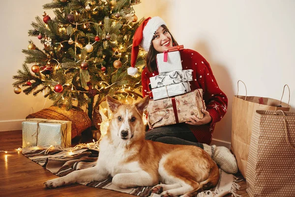 Boldog Lány Santa Kalap Díszdobozok Aranyos Kutya Golden Gyönyörű Karácsonyfa — Stock Fotó