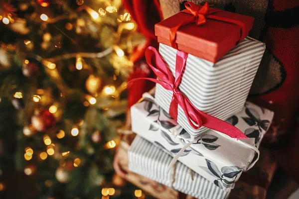 Weihnachtsgeschenkboxen Den Händen Goldenen Schönen Weihnachtsbaum Mit Lichtern Festlichen Raum — Stockfoto