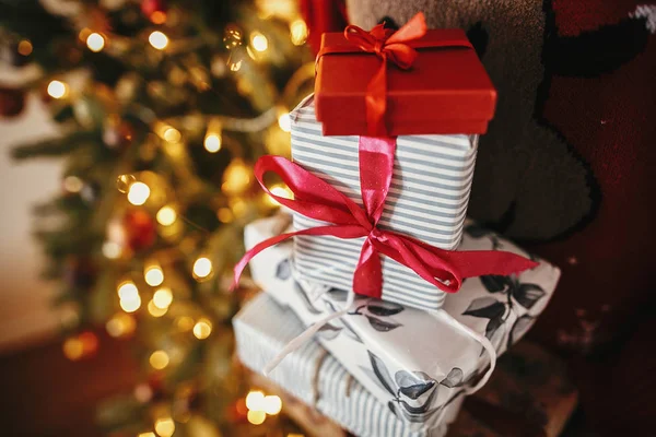 Hände Halten Viele Weihnachtsgeschenkboxen Goldenen Schönen Weihnachtsbaum Mit Lichtern Festlichen — Stockfoto