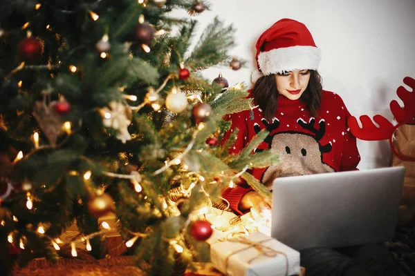 Gyönyörű Fiatal Laptop Golden Gyönyörű Karácsonyfa Fények Ajándékokat Ünnepi Szobában — Stock Fotó