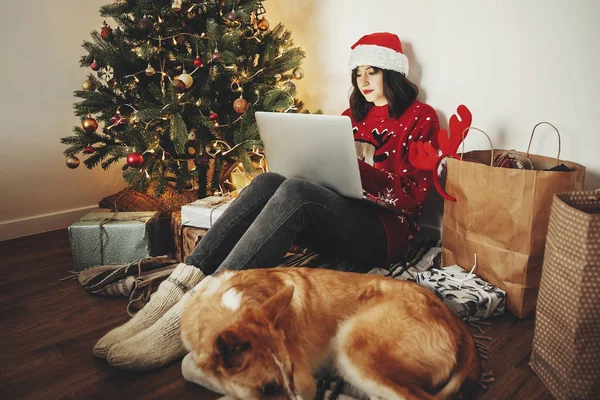 Noel Baba Şapkalı Mutlu Kız Dizüstü Bilgisayarla Alışveriş Yapıyor Güzel — Stok fotoğraf