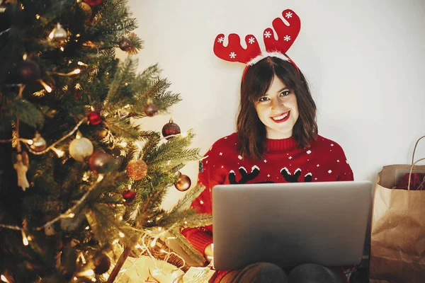 Szép Boldog Lány Laptop Arany Gyönyörű Karácsonyfa Fények Ajándékokat Ünnepi — Stock Fotó