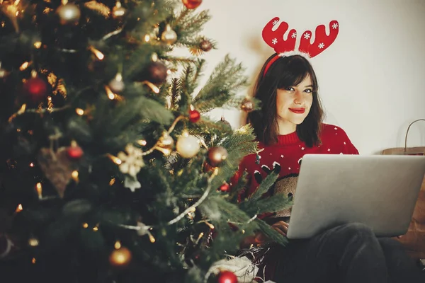 Noel Shoppoing Online Kavramı Serbest Ren Geyiği Boynuzları Altın Güzel — Stok fotoğraf