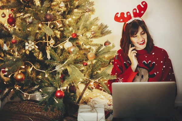 Szép Lány Beszélő Telefon Laptop Golden Karácsonyfa Fények Ajándékokat Ünnepi — Stock Fotó