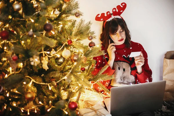 Szép Lány Gazdaság Hitelkártya Beszélő Telefon Laptop Arany Gyönyörű Karácsonyfa — Stock Fotó