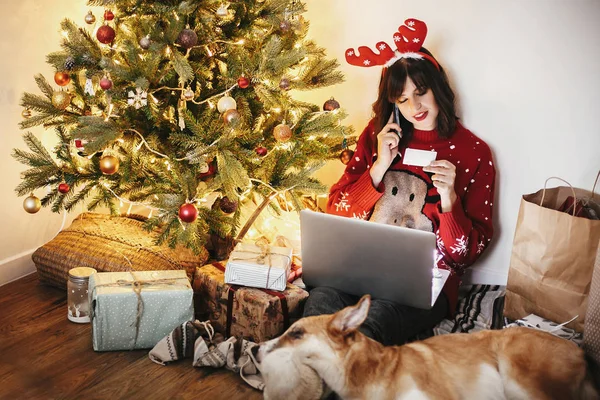 Szép Lány Gazdaság Hitelkártya Vásárlás Telefon Laptop Arany Gyönyörű Karácsonyfa — Stock Fotó