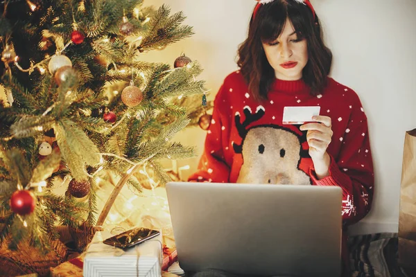 Gyönyörű Fiatal Gazdaság Hitelkártya Laptop Arany Gyönyörű Karácsonyfa Fények Ajándékokat — Stock Fotó