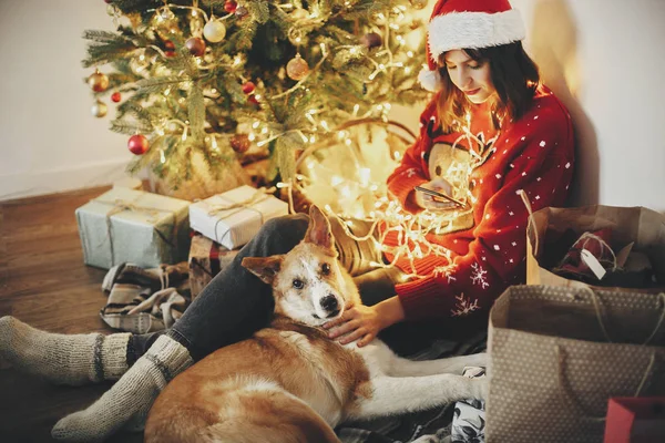 Fille Heureuse Dans Chapeau Père Noël Tenant Téléphone Étreignant Chien — Photo