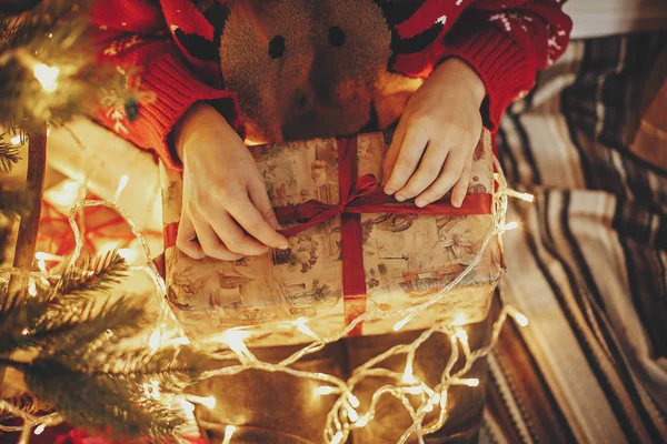 Руки Открывая Рождественскую Подарочную Коробку Золотой Красивой Елке Огнями Праздничной — стоковое фото