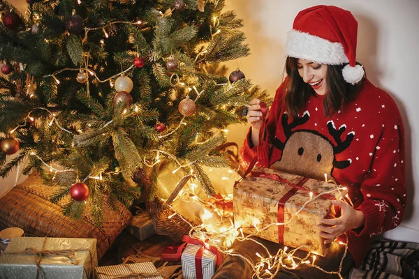 Счастливая Девушка Шляпе Санта Держа Подарочную Коробку Золотой Красивой Елке — стоковое фото