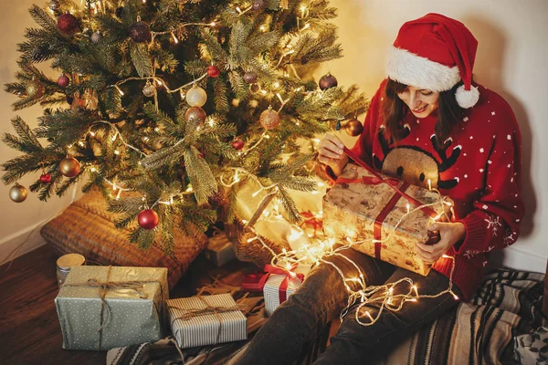 Boldog Fiatal Santa Kalap Megnyitása Díszdobozban Arany Gyönyörű Karácsonyfa Fények — Stock Fotó