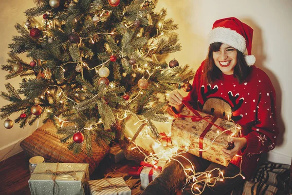 Santa Şapka Hediye Kutusu Altın Güzel Noel Ağacı Işıkları Hediyeler — Stok fotoğraf