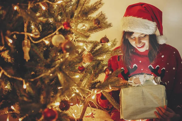 Щаслива Дівчина Капелюсі Санта Відкриває Чарівну Різдвяну Подарункову Коробку Золотій — стокове фото