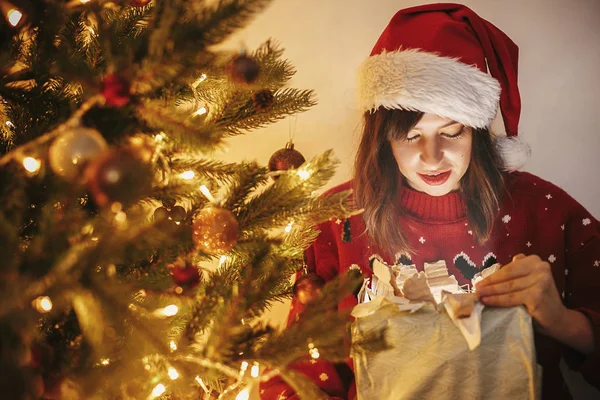 Merry Christmas Happy Girl Santa Hat Opening Magic Christmas Gift — Stock Photo, Image
