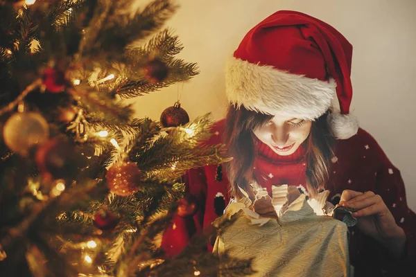 Boldog Lány Santa Kalap Megnyitása Magic Karácsonyi Ajándék Doboz Arany — Stock Fotó