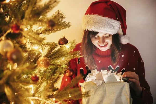 Счастливая Девушка Шляпе Санты Открывает Волшебную Рождественскую Подарочную Коробку Золотую — стоковое фото