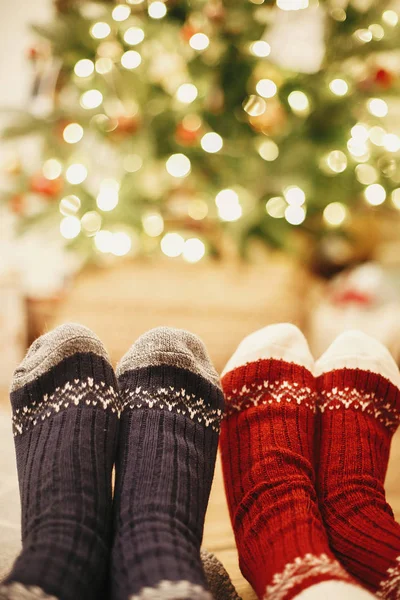 Stilvolle Festliche Socken Auf Paar Beine Auf Dem Hintergrund Der — Stockfoto