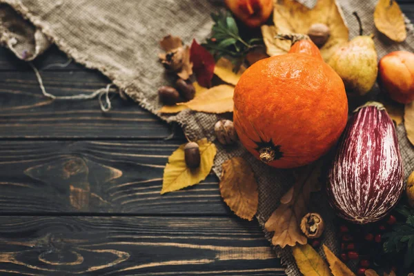 Красивая Тыква Осенние Овощи Красочными Листьями Желуди Орехи Ягоды Деревянном — стоковое фото