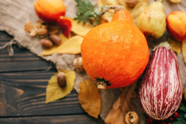 Счастливого Дня Благодарения Красивая Композиция Тыквы Осенние Овощи Красочными Листьями — стоковое фото
