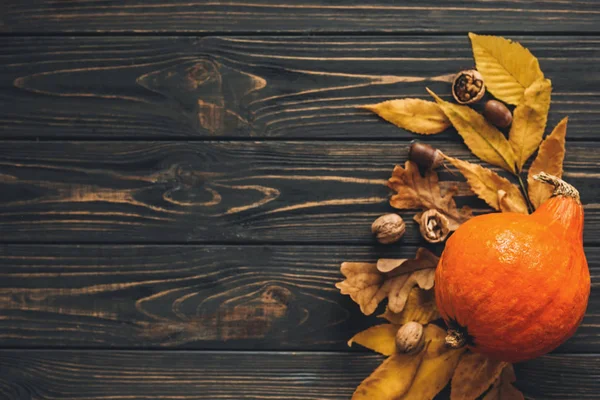 幸せな感謝祭のコンセプト フラットが横たわっていた 明るい秋の美しいカボチャの葉 どんぐり 木の素朴なテーブル上のナッツ テキストのためのスペース 秋の季節の挨拶状です 大気のイメージ — ストック写真