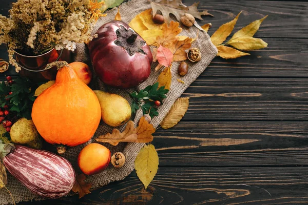 Hermosa Composición Calabaza Verduras Otoño Con Hojas Coloridas Bellotas Nueces — Foto de Stock