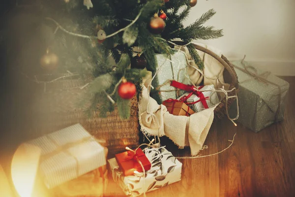 Стильные Рождественские Подарочные Коробки Красивой Елкой Орнаментами Золотыми Огнями Подарками — стоковое фото