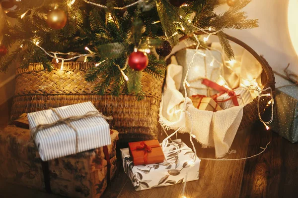 Stylové Vánoční Dárek Boxy Krásné Vánoční Stromeček Ozdobami Zlaté Světlo — Stock fotografie