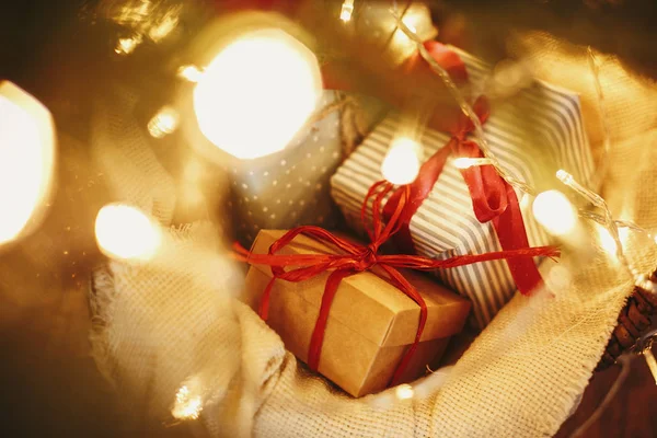 Стильные Рождественские Подарочные Коробки Корзине Елкой Золотом Свете Подарки Светящееся — стоковое фото