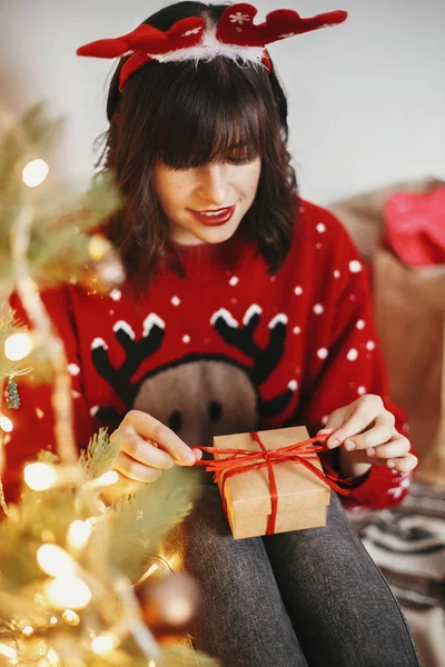 Счастливая Девушка Оленьих Рогах Открывает Подарочную Коробку Золотую Красивую Рождественскую — стоковое фото