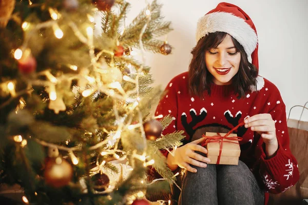 Щаслива Молода Жінка Капелюсі Санта Відкриває Подарункову Коробку Золотій Красивій — стокове фото