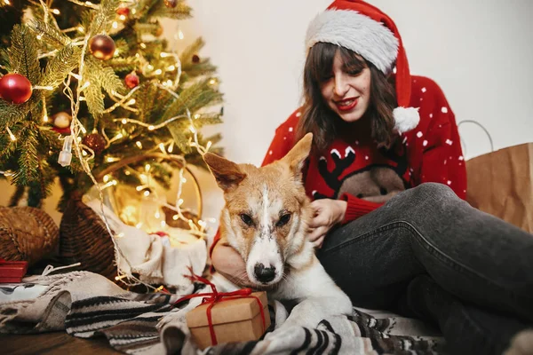 Gelukkig Meisje Santa Hat Knuffelen Met Schattige Hond Achtergrond Van — Stockfoto