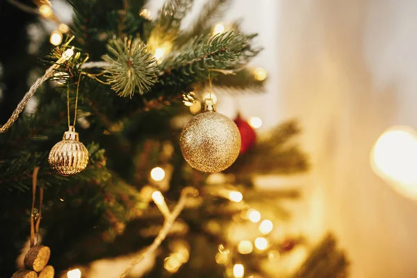 Schöner Weihnachtsbaum Mit Ornamenten Goldene Lichter Festlichen Raum Rote Und — Stockfoto