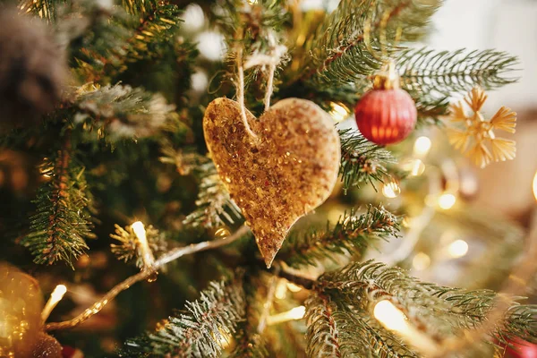 Adorno Corazón Retro Navidad Hermoso Árbol Navidad Con Luces Doradas —  Fotos de Stock