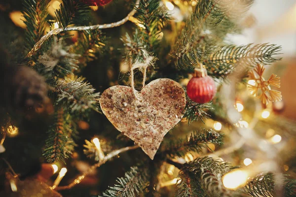 Adorno Corazón Retro Navidad Hermoso Árbol Navidad Con Luces Doradas —  Fotos de Stock