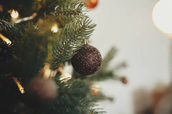 Schöner Weihnachtsbaum Mit Glitzerschmuck Goldene Lichter Festlichen Raum Goldkugeln Auf — Stockfoto