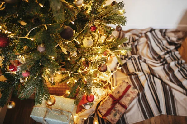 Krásný Vánoční Strom Ozdobami Zlatého Světla Prezentuje Společenský Místnosti Červené — Stock fotografie