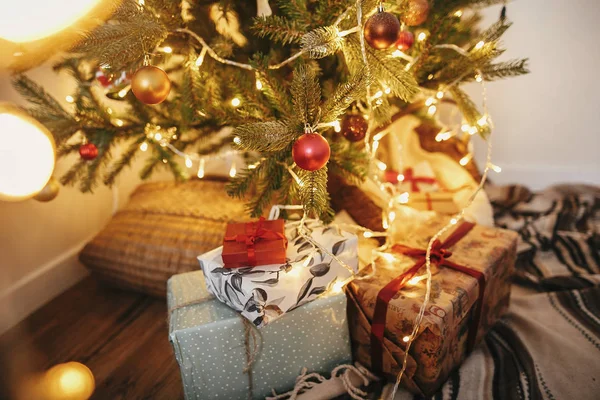 Elegantes Cajas Regalo Navidad Bajo Hermoso Árbol Navidad Con Adornos —  Fotos de Stock