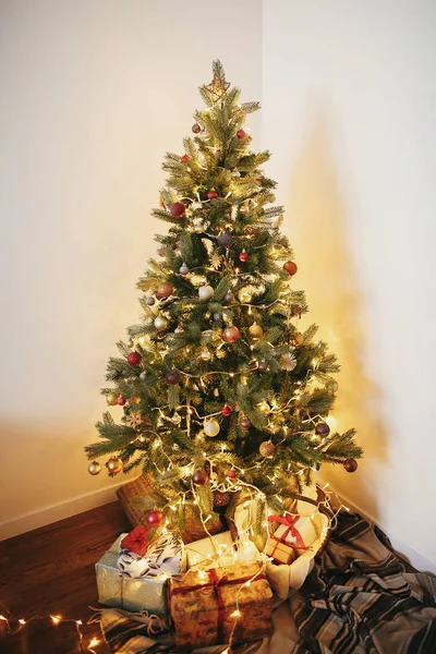 Stylowy Prezent Boże Narodzenie Pola Pod Piękne Choinki Ozdoby Złotego — Zdjęcie stockowe